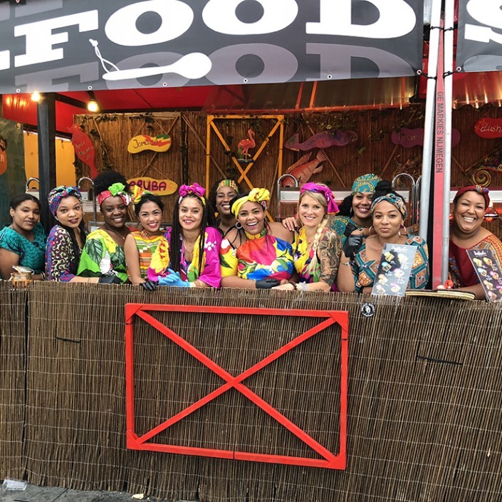 De Power Queens van Danitzah’s samen achter een kleurrijke festivalstand