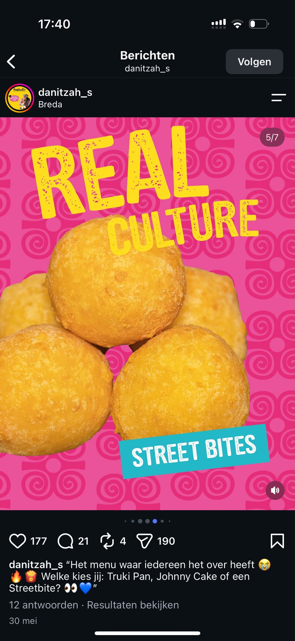 Goudbruine Caribbean cheeseballs op roze achtergrond