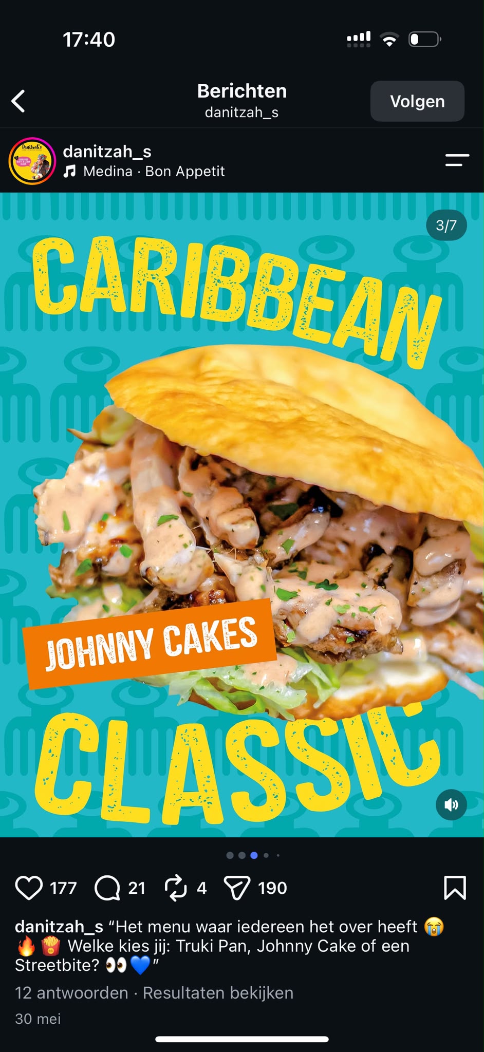 Goudbruine Johnny Cake gevuld met kip, salade en saus op turquoise achtergrond
