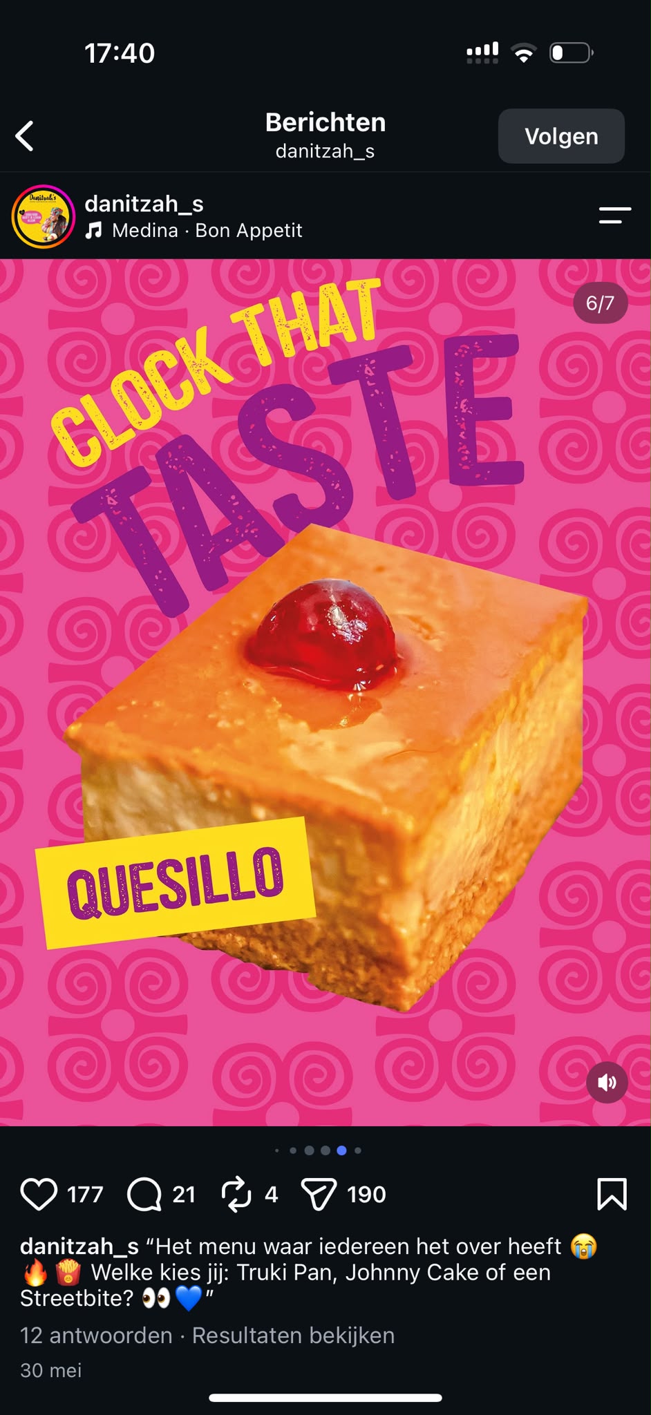 Quesillo met karamel en een kers op roze achtergrond