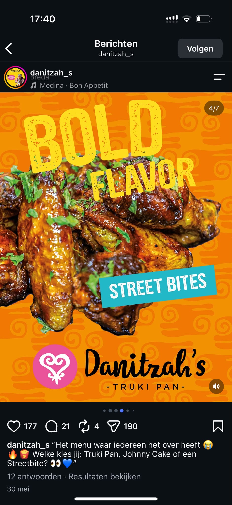 Geglazuurde sticky wings met verse kruiden op oranje achtergrond