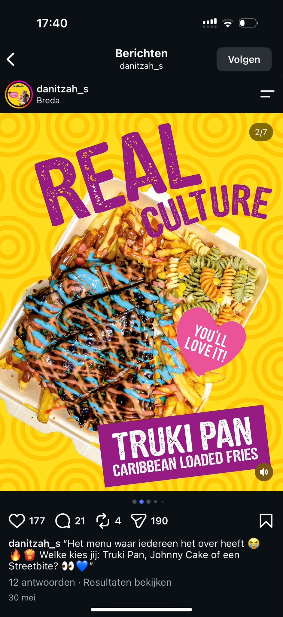 Truki Pan met friet, vlees, salade en kleurrijke sauzen op gele achtergrond